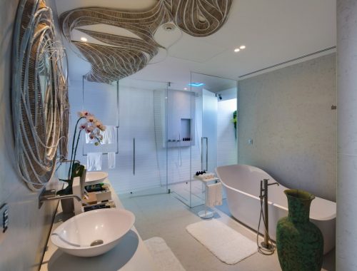 Kunstzinnige badkamers van Thai Beach House