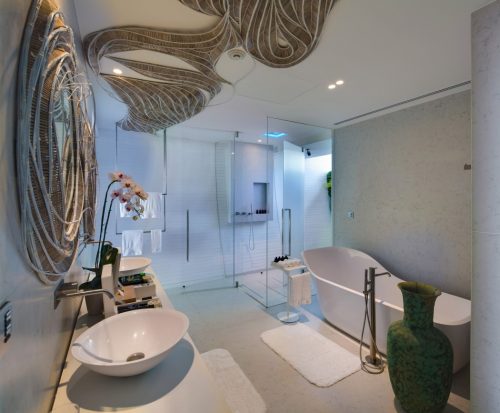 Kunstzinnige badkamers van Thai Beach House