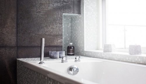 Elegante badkamer met mintgroene mozaïektegeltjes (3)