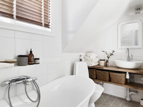 Aparte bad en douche in kleine badkamer