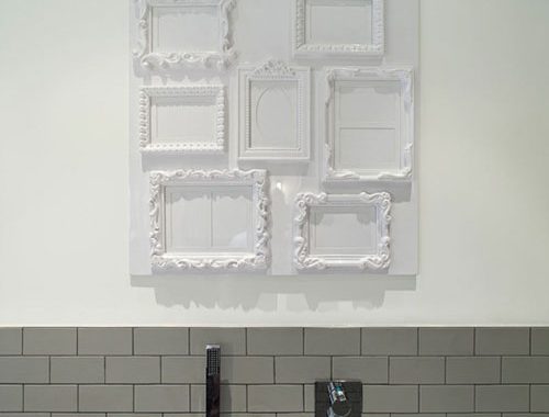 Badkamer met betonnen vloer en grijze wandtegels