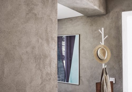 Badkamer met combinatie van betonstuc en betonlook tegels