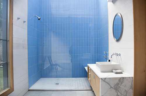Badkamer met dakraam boven de douche