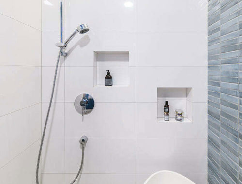 Badkamer en suite met ovalen bad en open douche