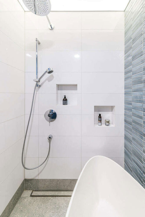 Badkamer en suite met ovalen bad en open douche