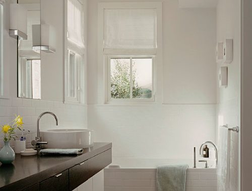 Badkamer met grove houten vloer