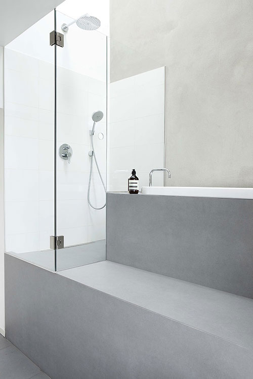 Badkamer met een hoog plafond