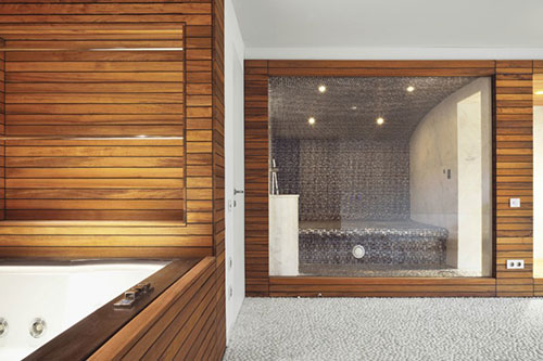 Badkamer met hout en natuursteen