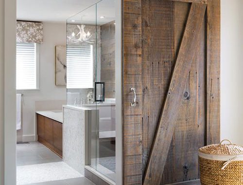 Houten schuifdeur in badkamer