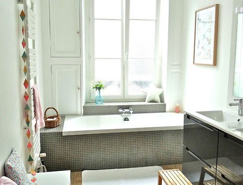 Badkamer met houten vloer gecombineerd met grijs en wit