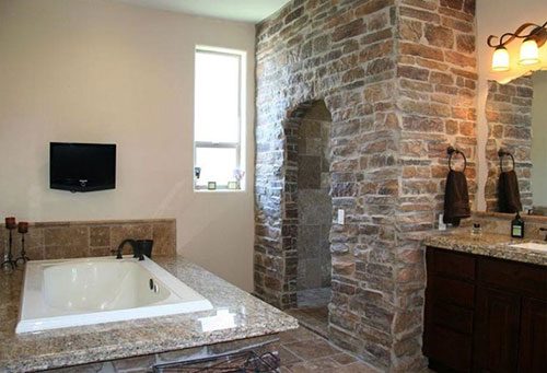 Badkamer met inloopdouche van natuursteen