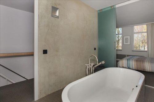 Badkamer met betonstuc