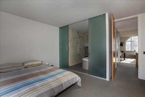 Badkamer met betonstuc