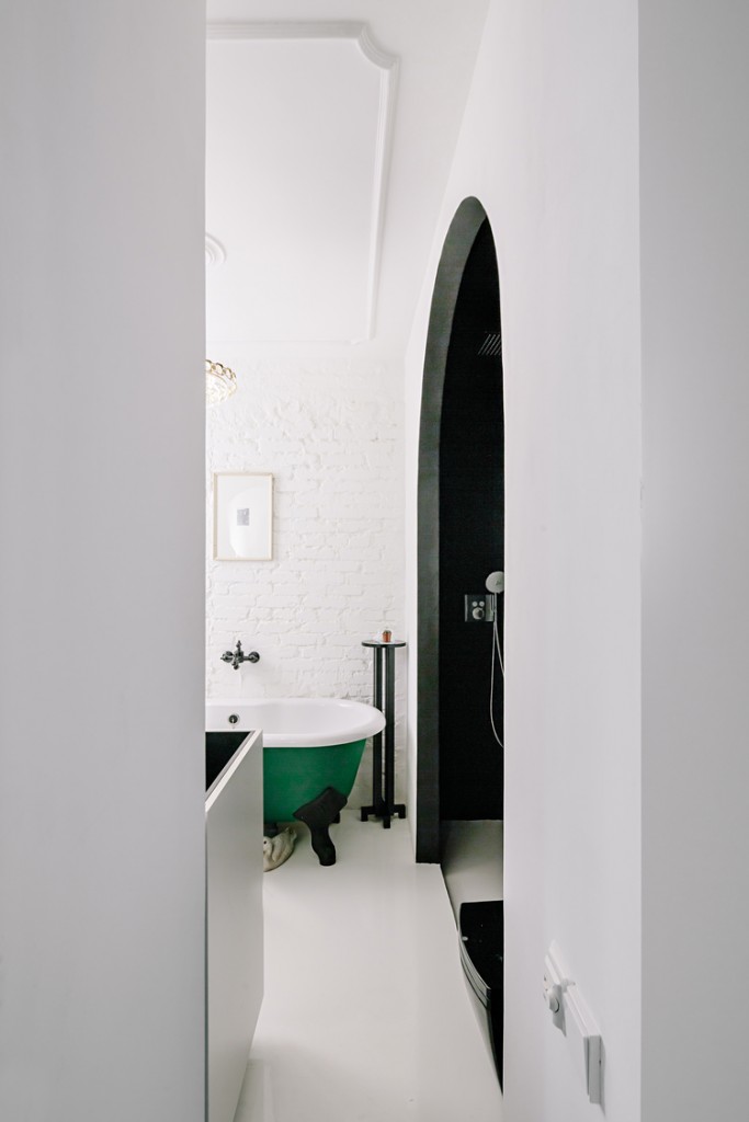 Badkamer met een klassiek tintje in een industrieel appartement