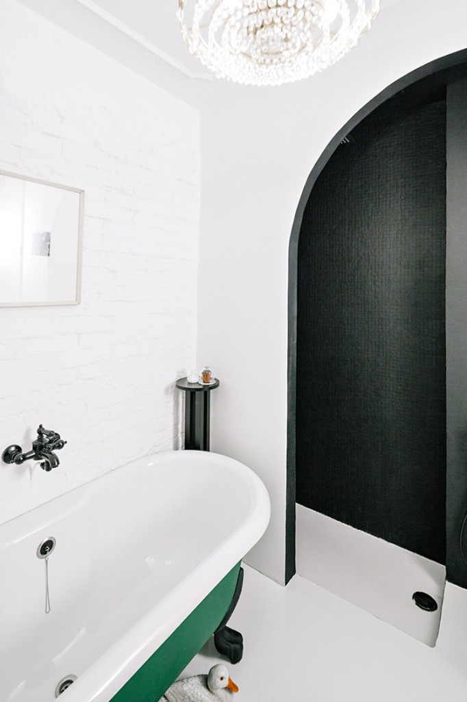 Badkamer met een klassiek tintje in een industrieel appartement