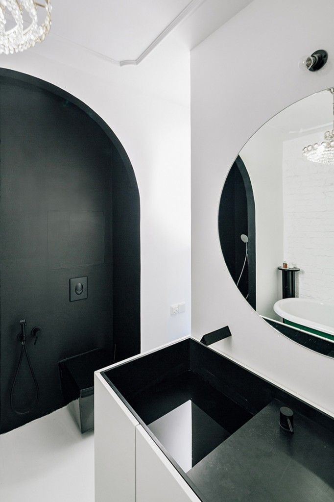 Badkamer met een klassiek tintje in een industrieel appartement
