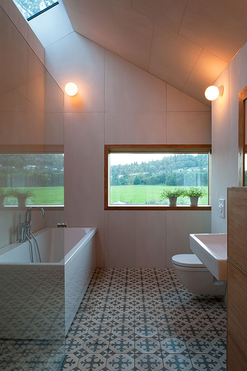 Badkamer met hoge dakraam