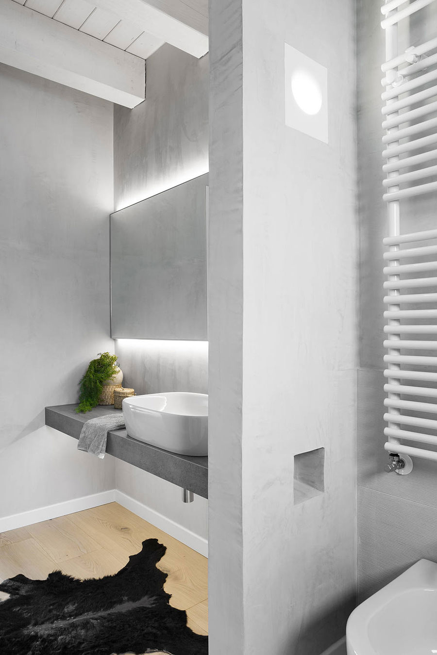 Badkamer met houten vloer en gietvloer combinatie