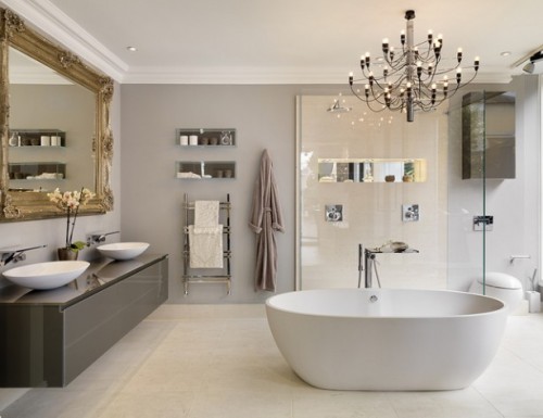 Badkamer met luxe materialen en oplossingen