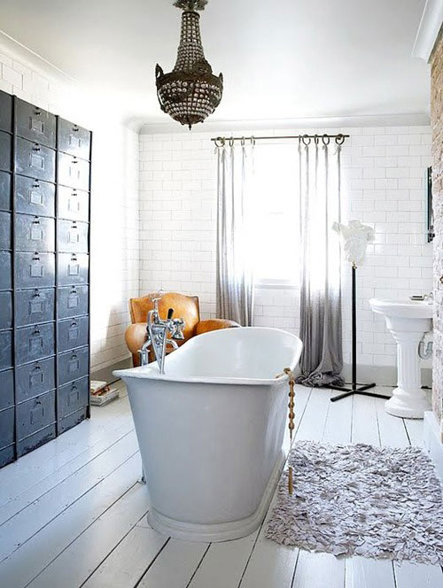 Badkamer met witte houten vloer