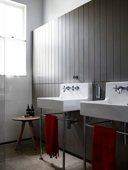 Badkamer met een moderne landelijke stijl
