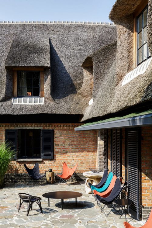 Badkamer met mozaïektegels alle kleuren van de regenboog 