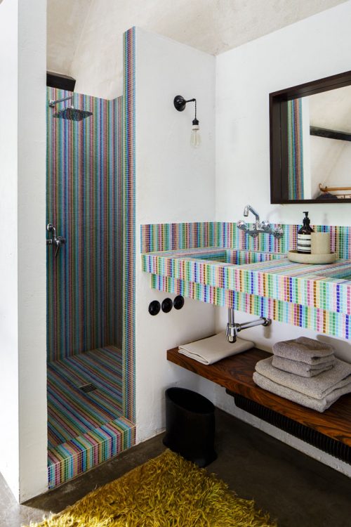 Badkamer met mozaïektegels alle kleuren van de regenboog 