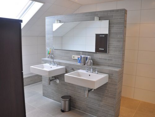 Badkamer met natuursteen scheidingswand