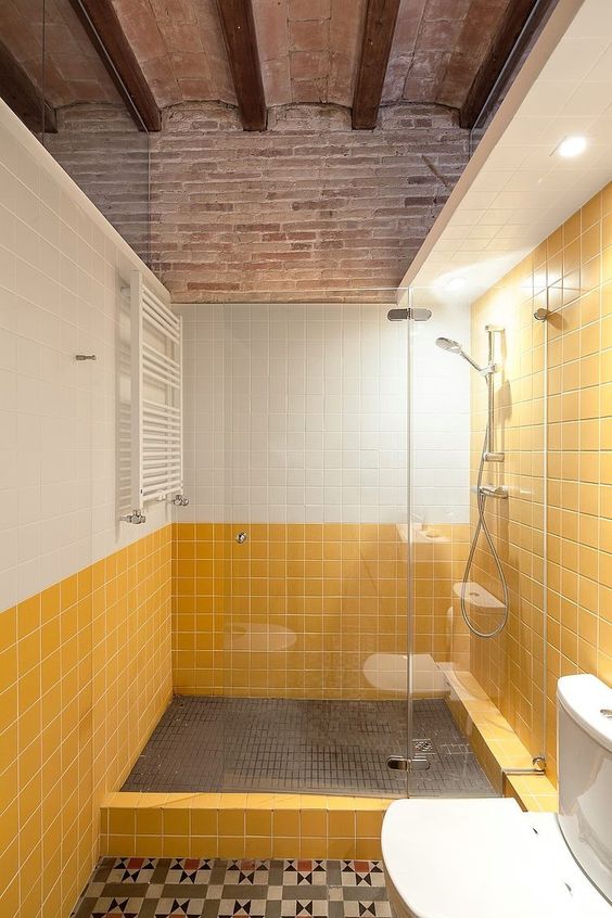 Badkamer met okergele muren