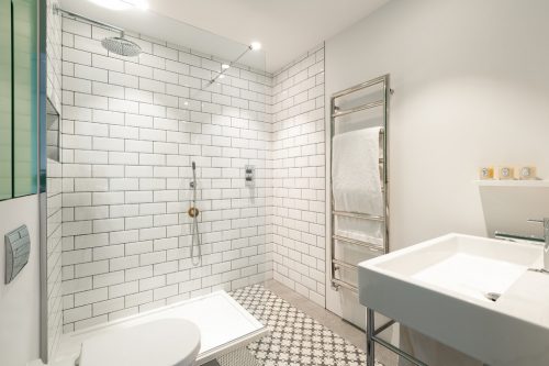 Badkamer ontwerp met chromen elementen