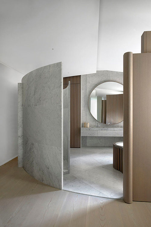 Badkamer ontwerp met marmer en hout