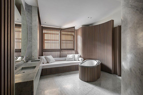 Badkamer ontwerp met marmer en hout