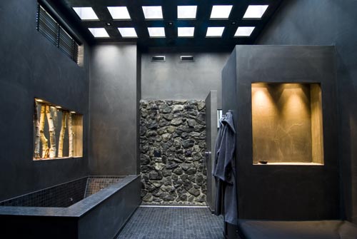 Badkamer met robuuste wandafwerking