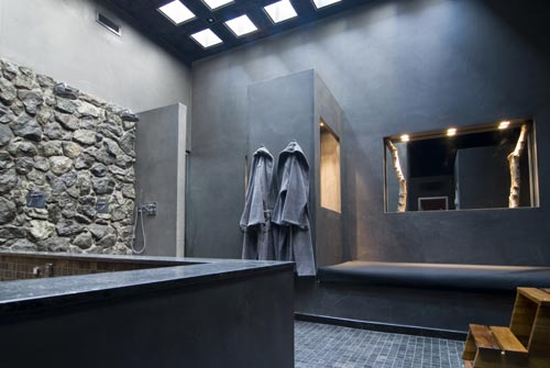 Badkamer met robuuste wandafwerking