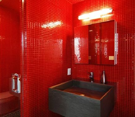 Badkamer met rode mosaic tegels