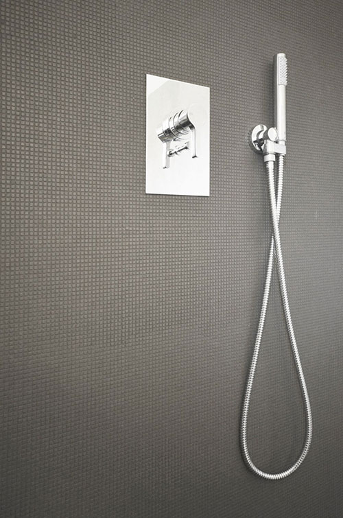 Badkamer in sobere grijstinten