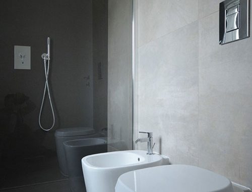 Badkamer in sobere grijstinten