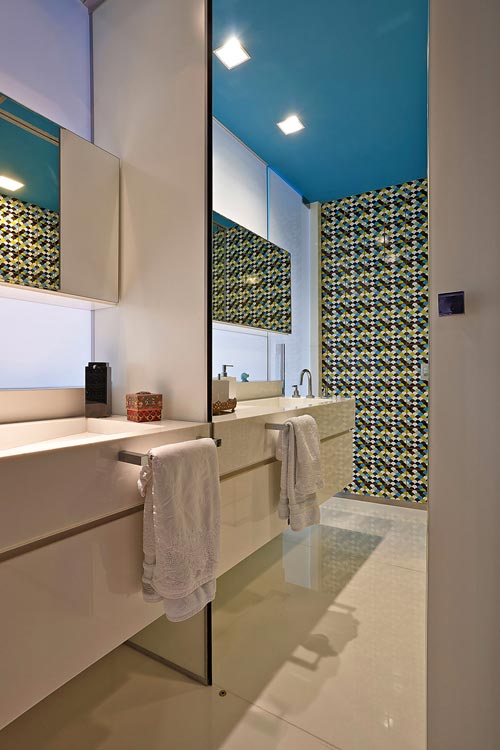 Badkamer met sterke kleuren en patronen