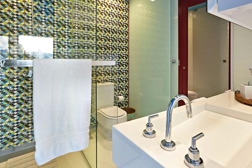 Badkamer met sterke kleuren en patronen