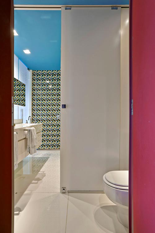 Badkamer met sterke kleuren en patronen