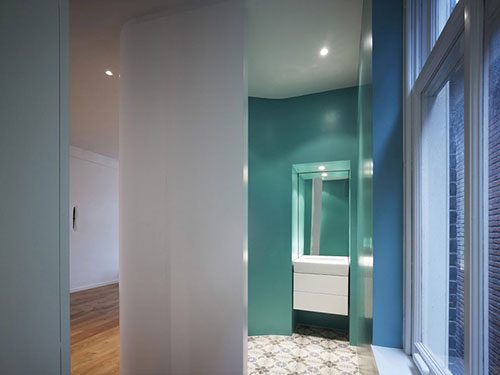 Badkamer met strakke groene muren