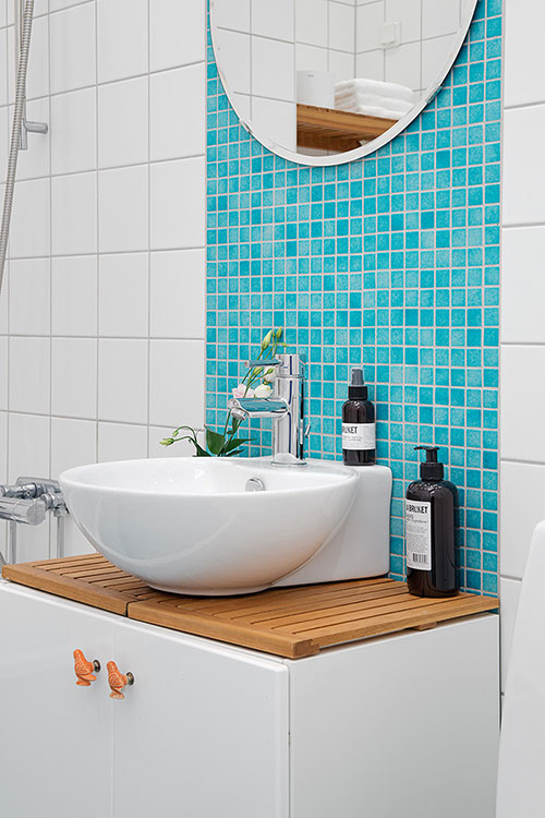 Badkamer met turquoise mozaïek vloer