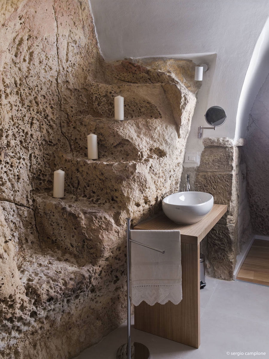 Badkamer van een traditionele stenen woning in Italië