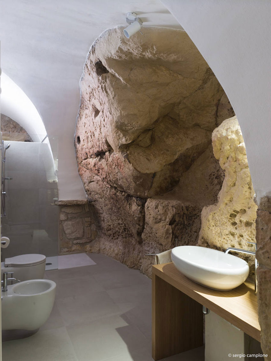 Badkamer van een traditionele stenen woning in Italië