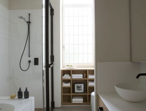 Badkamer met zwart staal en hout