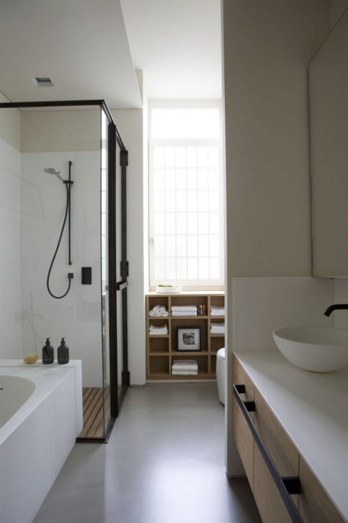 Badkamer met zwart staal en hout