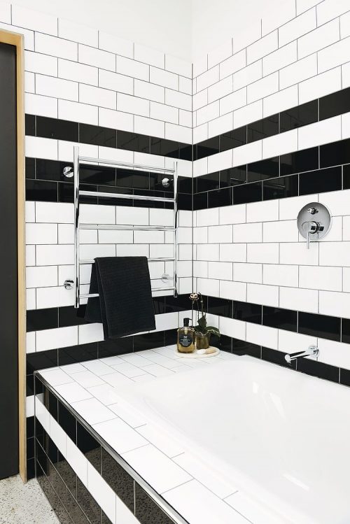 Badkamer met zwart witte wandtegels