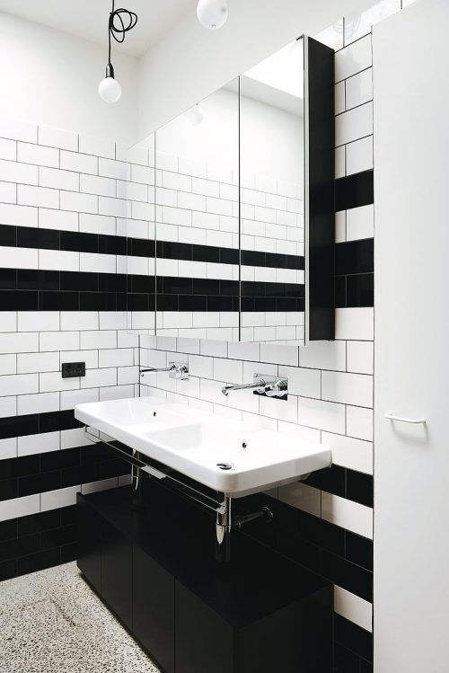 Badkamer met zwart witte wandtegels
