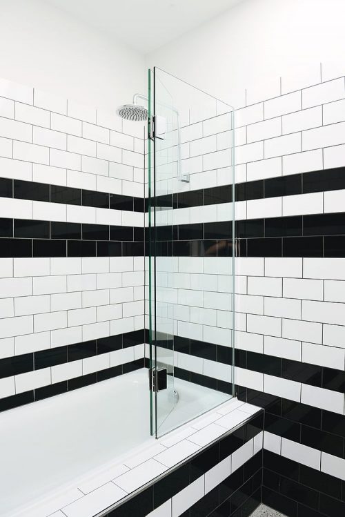 Badkamer met zwart witte wandtegels