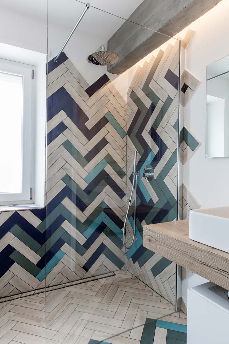 Badkamerontwerp met kleurrijke visgraat tegels